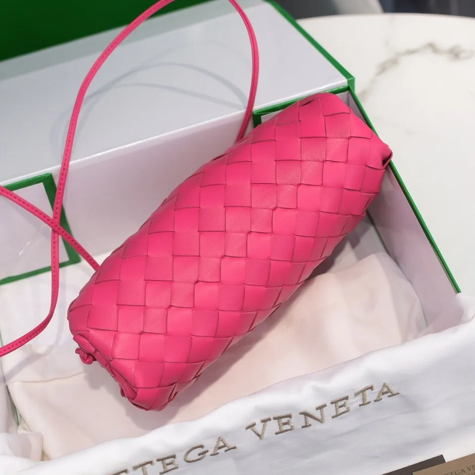 Batch 1260 large grid weaving The pouch cloud bag is the first series designed by former Celine designer Daniel Lee after joining BV. The upper body is extremely ecstatic ~ fashionable and classy ~ elegant and concise, lazy and intellectual size: 23*13*8 [Little Cloud Rough Weave#]